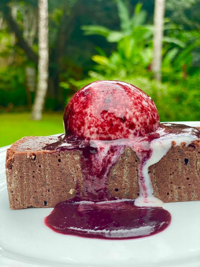 "Terrine de chocolate com calda de frutas vermelhas e sorvete de cacau" é uma deliciosa sugestão de sobremesa