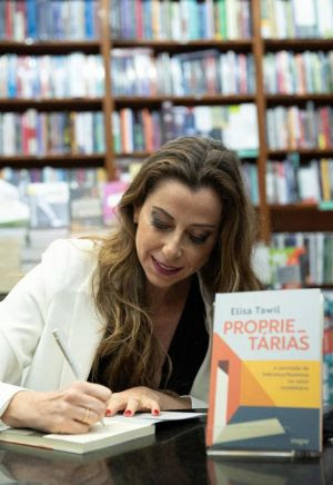 Noite de autógrafos: livro "Proprietárias" é lançado em São Paulo