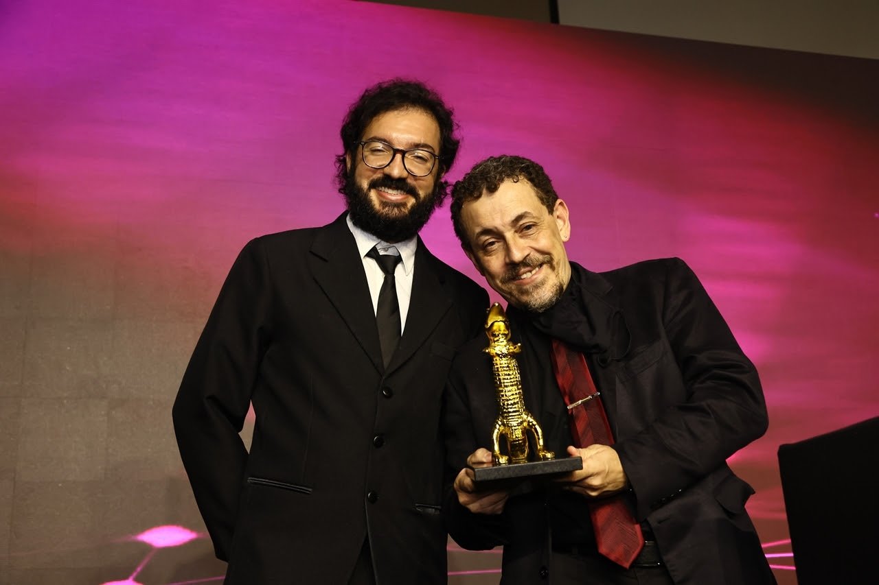 A Full Sail University leva Jacaré Verde e Jacaré de Ouro em noite de cerimônia do Prêmio Caio® 2021