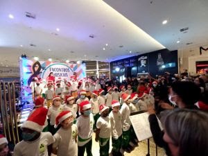 Atrium Shopping encanta público com corais e apresentações natalinas