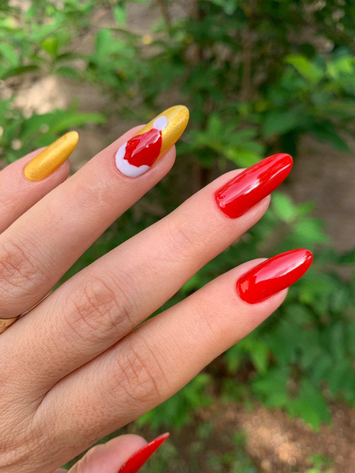 Conheça as nail arts natalinas para se divertir e ousar com a coleção La Casa de Papel - imagem 2