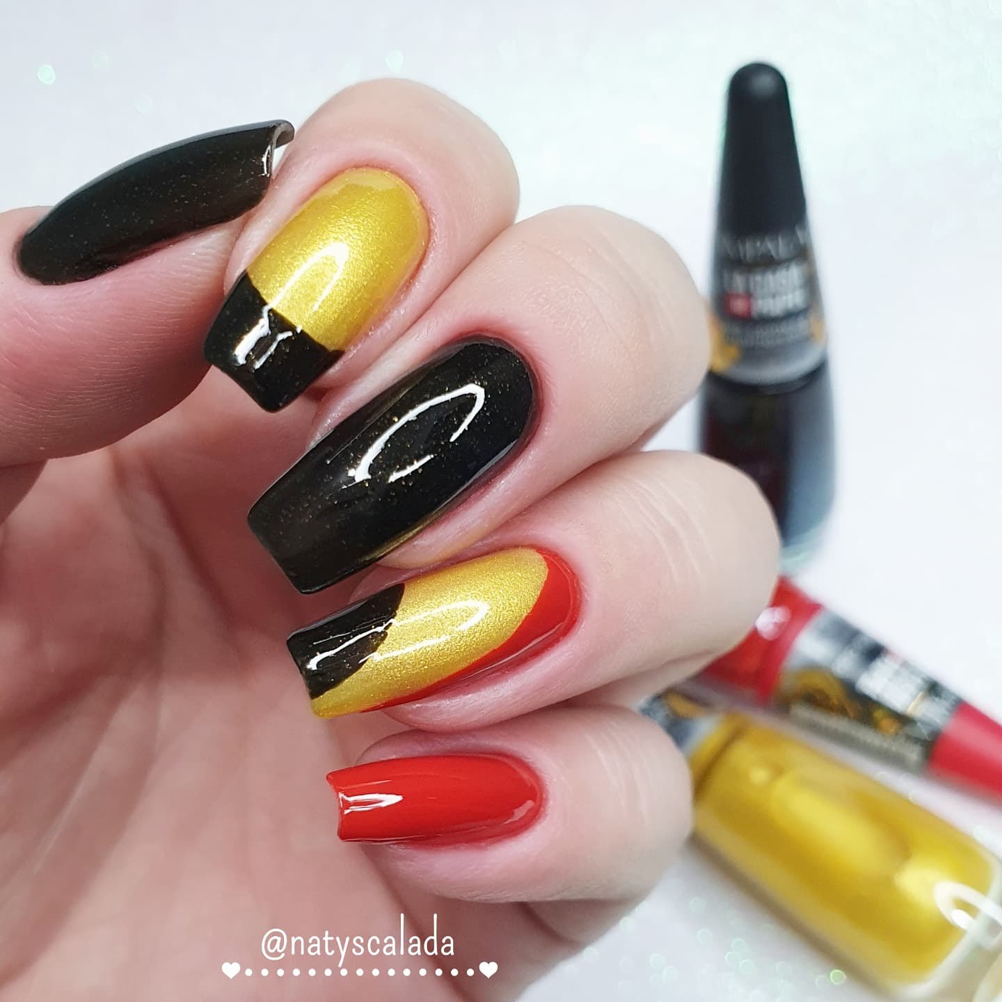 Conheça as nail arts natalinas para se divertir e ousar com a coleção La Casa de Papel - imagem 4