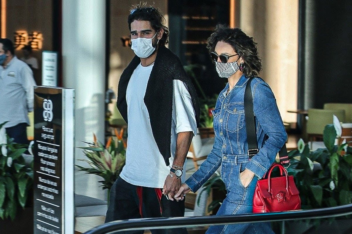 Famosos que assumiram romances em 2021 - imagem 5