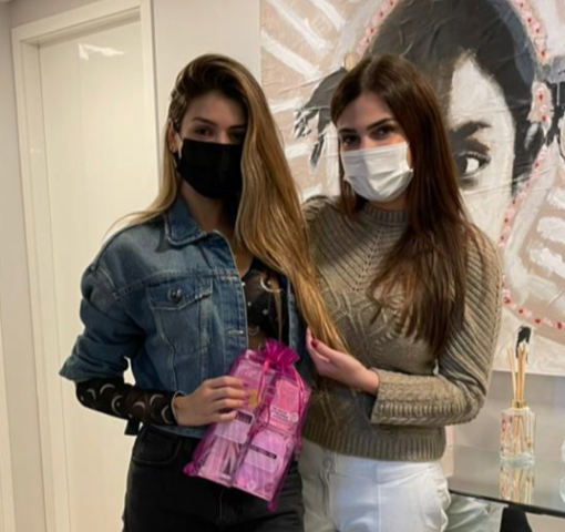 Izabela Cunha namorada de Luan Santana está sempre ligada nos cuidados com os longos e lindos cabelos