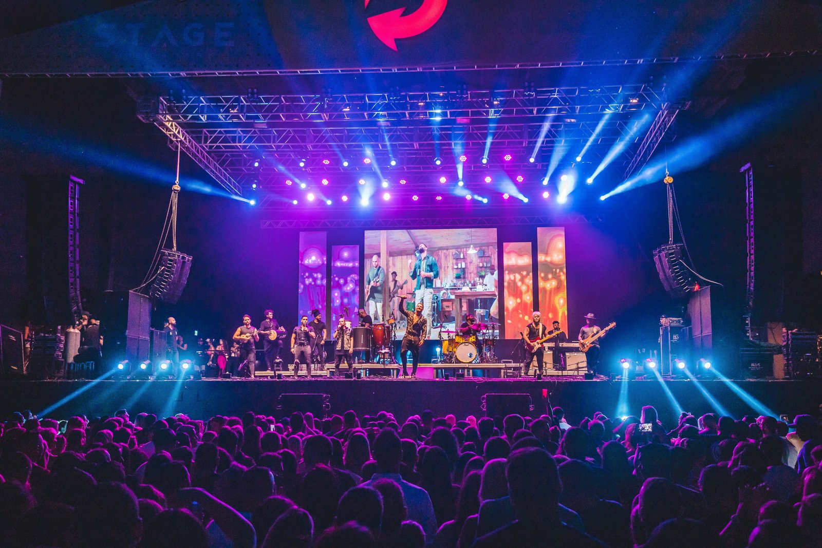 No clima de verão, Stage Music Park recebe noite de muito pagode