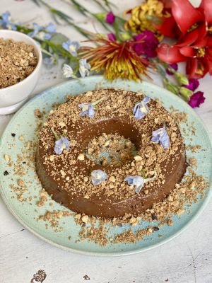 Pudim de Chocolate com Farofa de Castanhas e Nibs de Cacau