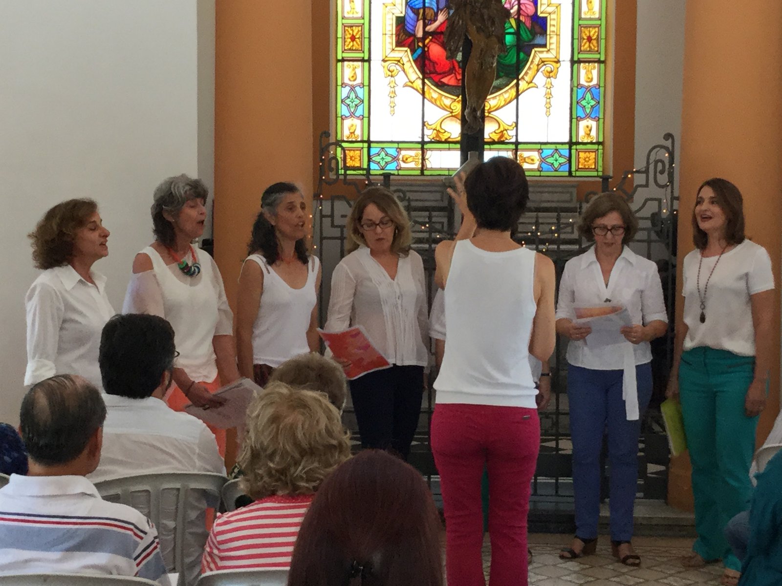 Regente Dani Mattos realiza concertos com músicas natalinas de diversos países