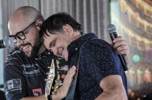 Tiago Abravanel conversa com Samuel Rosa no "Sai da Caixa"
