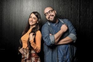 Tiago Abravanel recebe Mariana Nolasco no "Sai da Caixa", do UOL