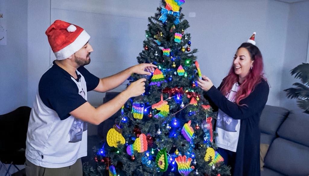 Youtubers Gabriel e Shirley ensinam a usar o brinquedo Pop It na árvore de natal
