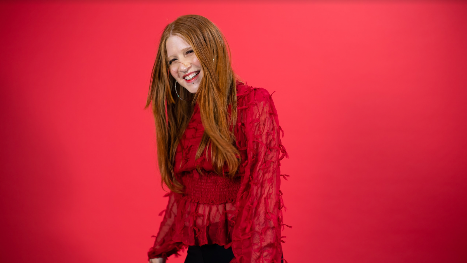 A ARTISTA GOIANA, GEOVANNA JAINY, LANÇA REFÚGIO, SEU PRIMEIRO ÁLBUM