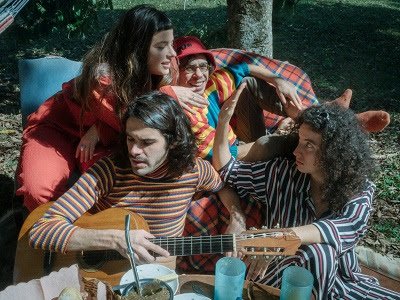 Bala Desejo propõe recarnaval em Sim Sim Sim, álbum de estreia que chega pelo Coala Records