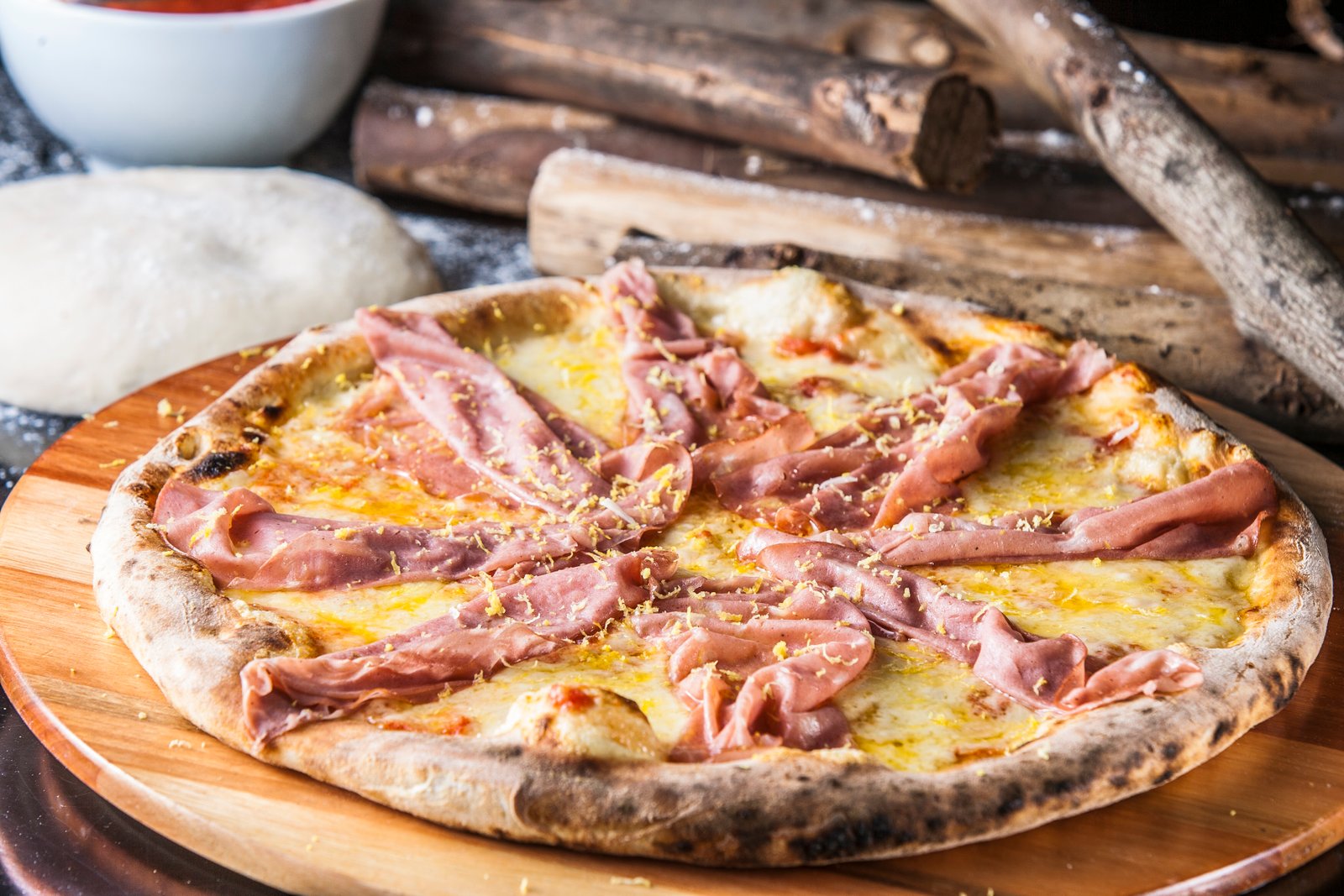 DONA FIRMINA OFERECE PIZZA DE MORTADELA PARA COMEMORAR O ANIVERSÁRIO DE SÃO PAULO