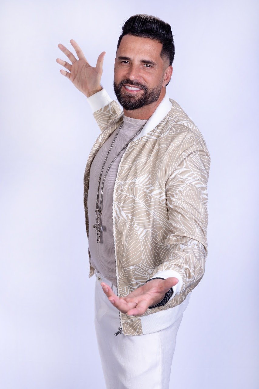 Inédito! Latino lança nova música 'Termina Logo' com refrão em libras - imagem 2