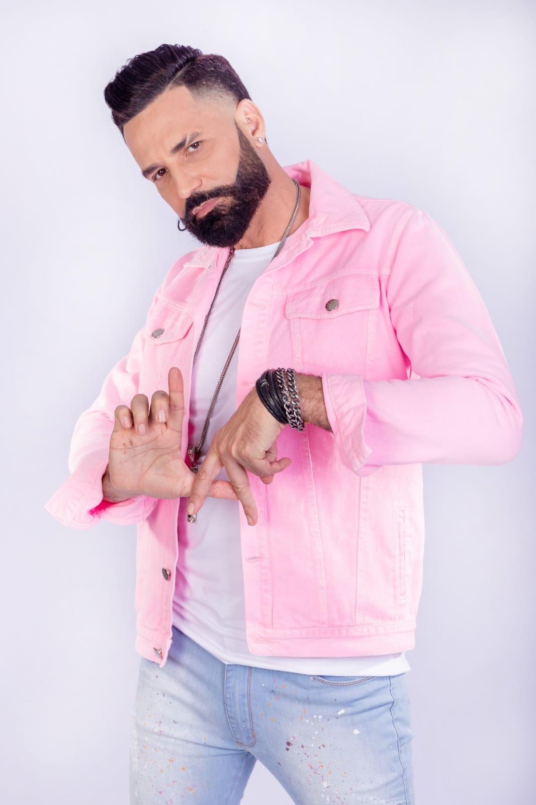 Inédito! Latino lança nova música 'Termina Logo' com refrão em libras - imagem 3