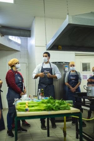 Jovens aprendem sobre o consumo e a uso culinário de PANCs em oficina promovida pelo Chef Aprendiz