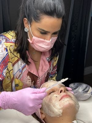 Maiara prepara a pele com nanotecnologia para show em Sorocaba