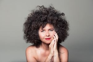 Roberta Campos apresenta show voz e violão de "O Amor Liberta" em São Paulo