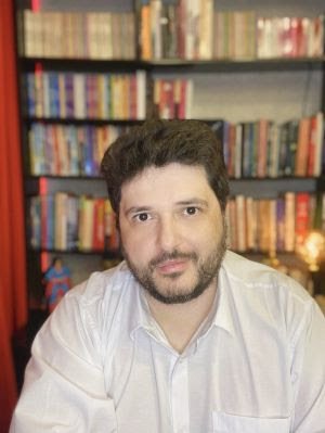 "Somos todos seres humanos incompletos e imperfeitos", diz escritor LGBT