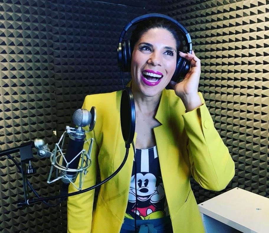 Sucesso internacional em ‘La Casa De Las Flores’ e ‘Cyberpunk 2077’, Carolla Parmejeano, revela os desafios de trabalhar como dubladora