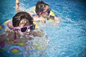 Verão acende o alerta para o perigo: 17 brasileiros morrem afogados por dia em piscinas