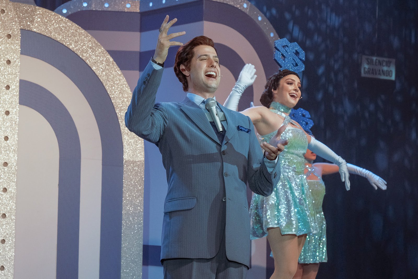 Após temporada de sucesso em 2021, o musical Silvio Santos Vem Aí reestreia no Teatro Raul Cortez