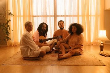 Evandro Fióti dá novos contornos ao single "Quando For Falar de Amor" em parceria com a banda Tuyo