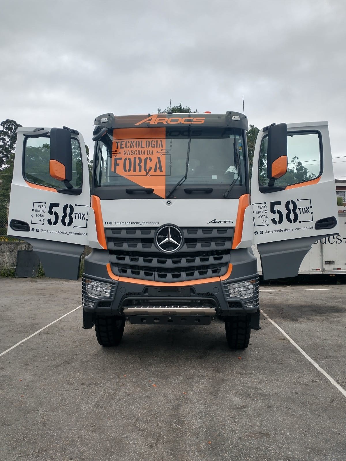 Homens mais fortes do mundo são desafiados a puxar o caminhão extrapesado Mercedes-Benz Arocs 8x4 - imagem 7