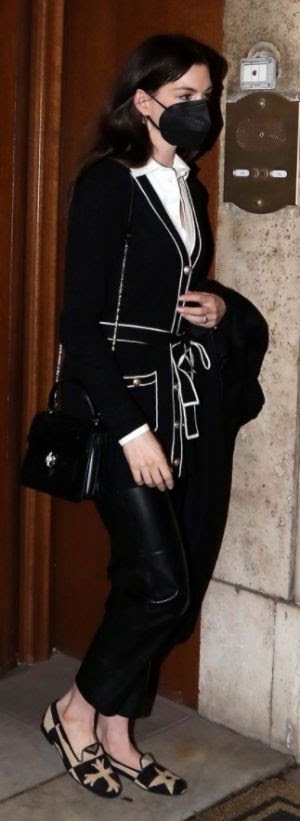 Anne Hathaway usa icônica bolsa Bvlgari em sua Visita à capitais do Mundo - imagem 2