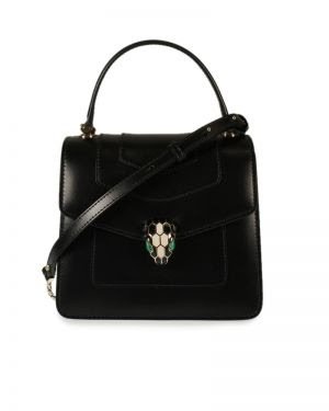 Anne Hathaway usa icônica bolsa Bvlgari em sua Visita à capitais do Mundo - imagem 3