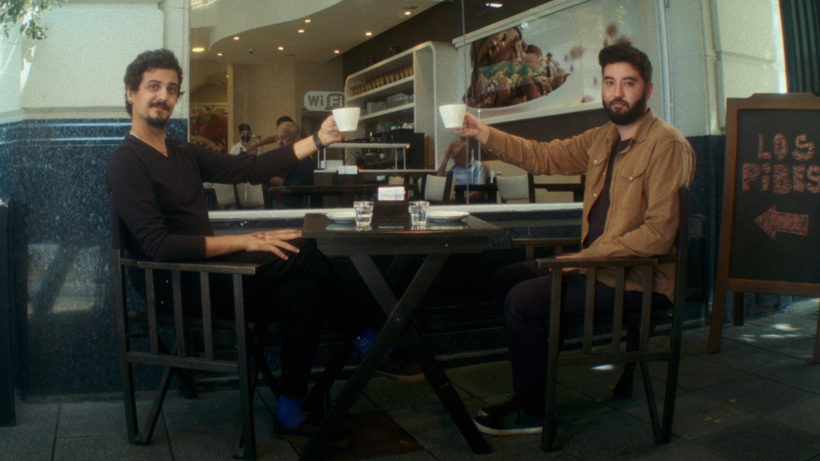 Café Royal vai à Argentina buscar Los Pibes: dupla de diretores se apresenta na nova casa com campanha