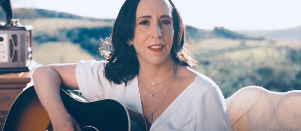 Cynthia Silveira reflete as contradições do amor no single “Laços”
