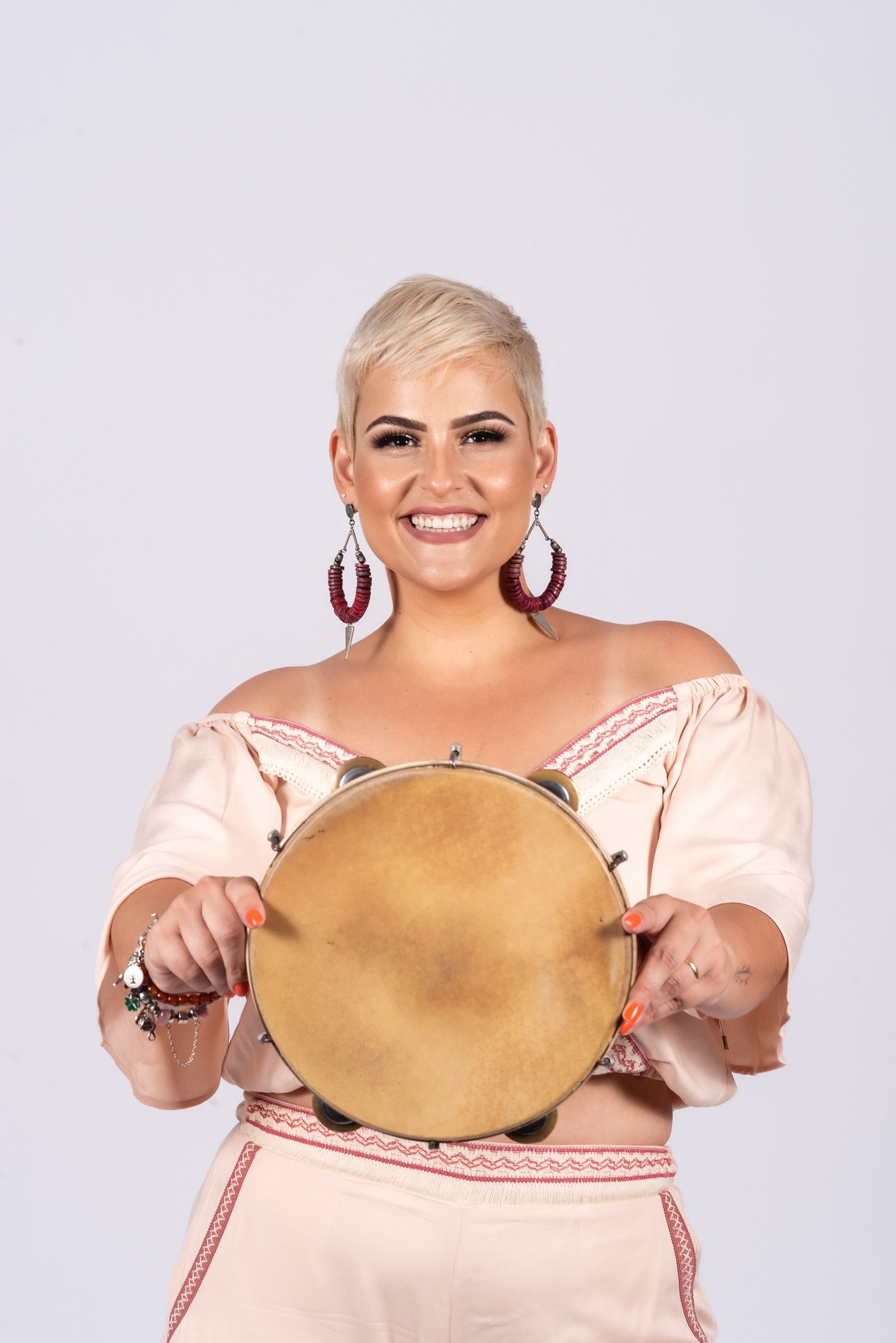 Fenômeno da Baixada Santista, Rafa Laranja lança álbum com clássicos do samba e pagode