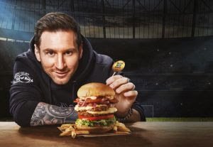 Hard Rock Cafe anuncia expansão e lança hambúrguer inspirado no novo embaixador da marca, o jogador Messi