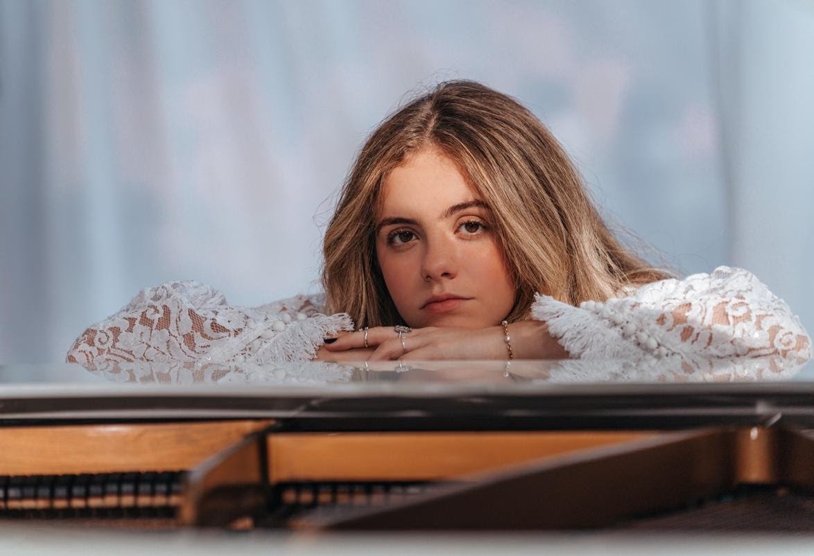 Julia Svacinna, a mais nova contratada da Warner Chappell, lança single e clipe de 'Everyday'