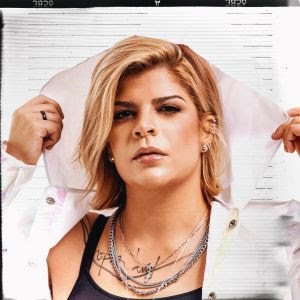 Paula Mattos lança single "To com a Rê" e clipe tem participação especial de Leo Dias