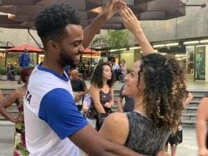 Aulas abertas de Samba-Rock voltam a agitar a Praça da Colmeia no Centro