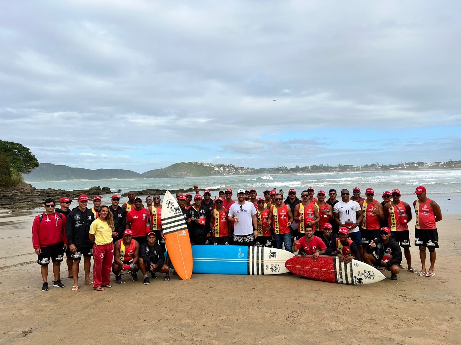 BICAMPEÃO MUNDIAL, PHIL RAJZMAN, FAZ DOAÇÃO DE PRANCHAS PARA A GUARDA VIDAS BÚZIOS - imagem 2