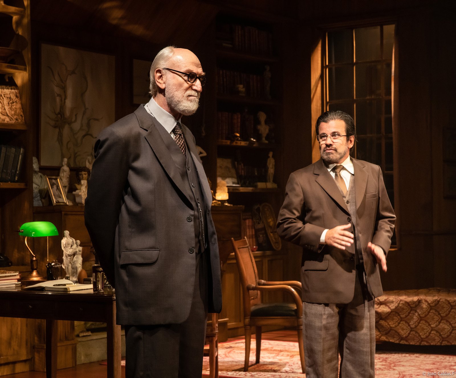 Com direção de Elias Andreato, A Última Sessão de Freud tem nova temporada no Teatro Vivo, a partir do dia 29