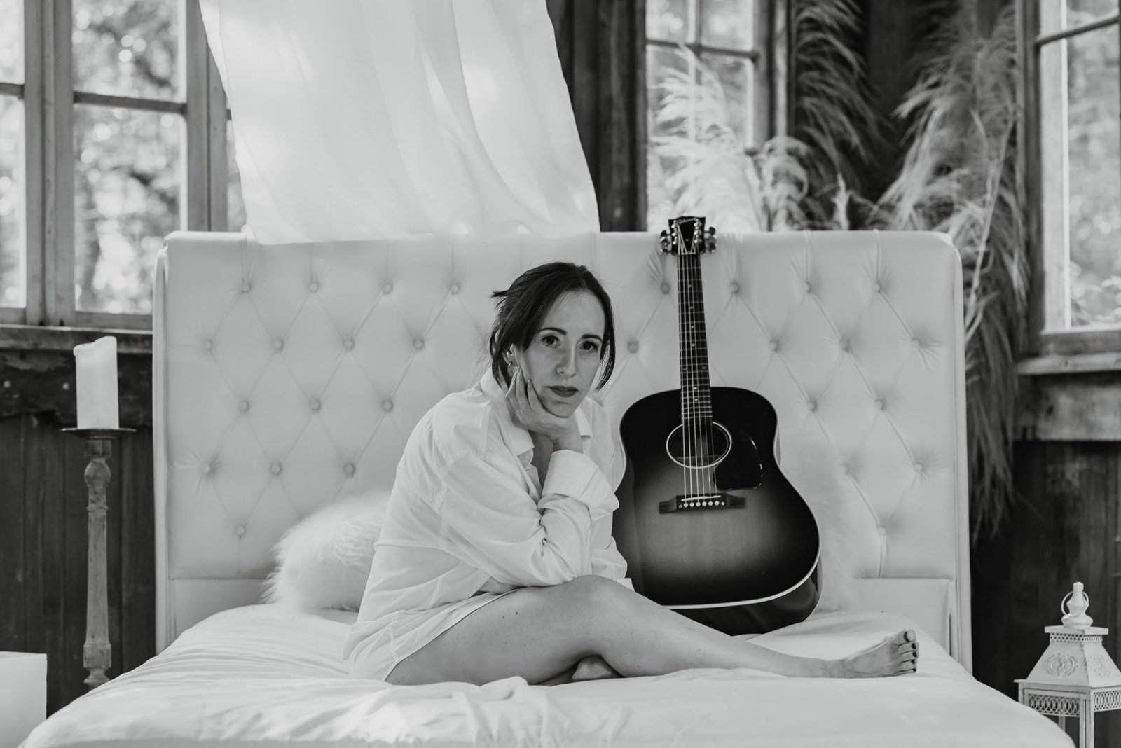 Cynthia Silveira apresenta o videoclipe da canção "Laços"