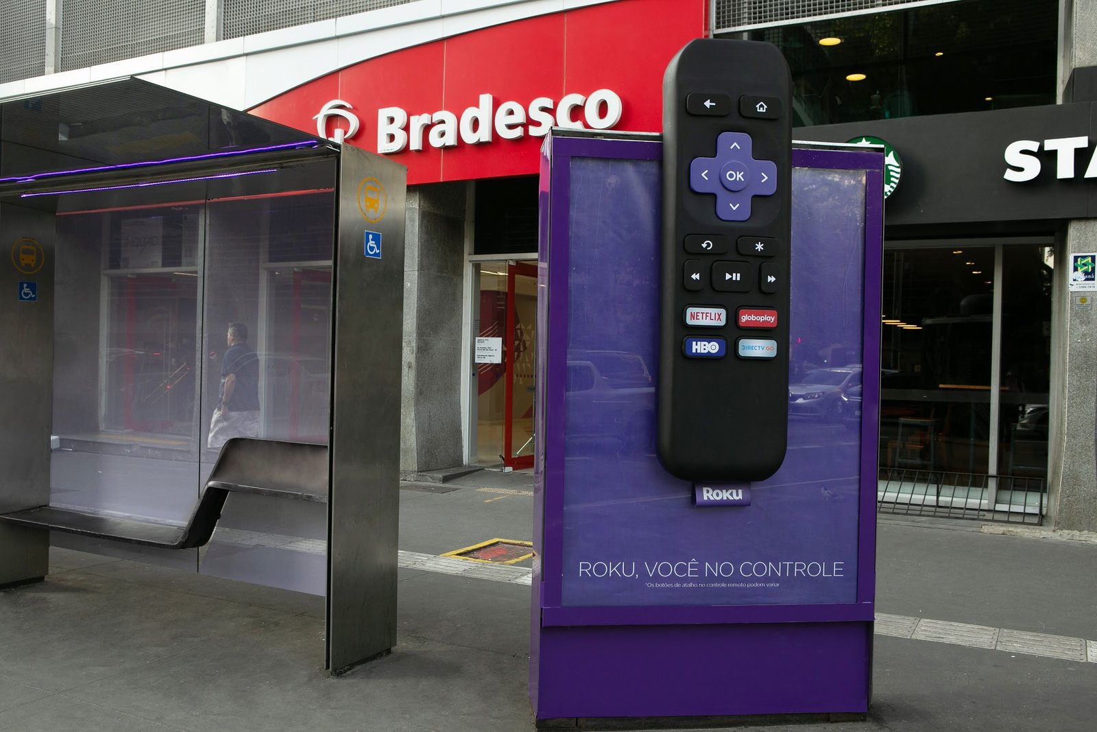 Otima instala controle remoto gigante do Roku Express em parada de ônibus da capital paulista