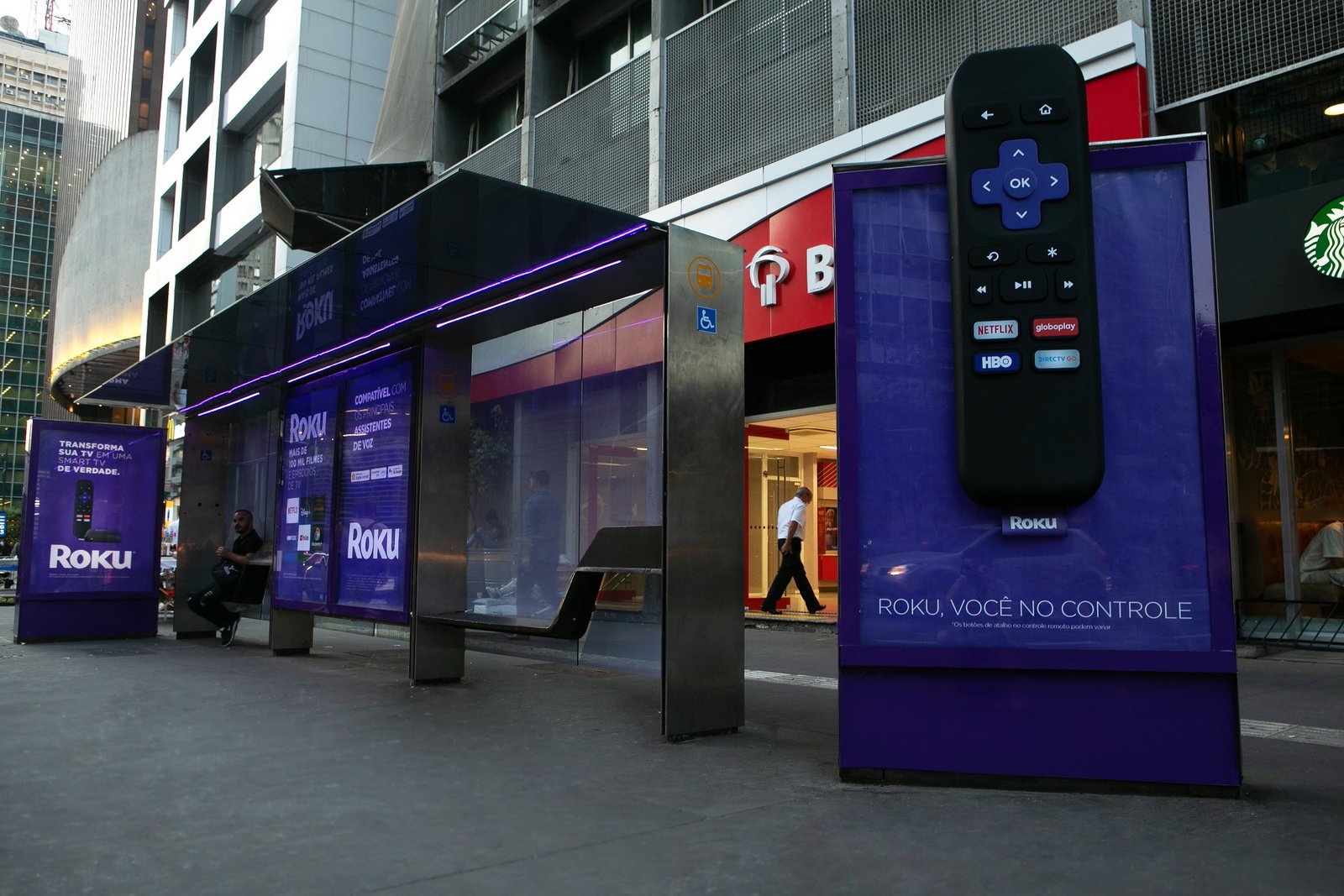Otima instala controle remoto gigante do Roku Express em parada de ônibus da capital paulista - imagem 2