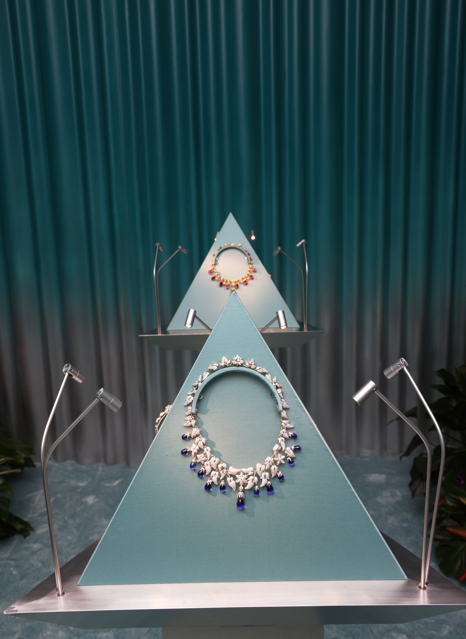 PHARRELL WILLIAMS, ZOEY DEUTCH, ADRIA ARJONA E MAIS CELEBRAM TIFFANY & CO. BLUE BOOK COLLECTION 2022, BOTANICA - imagem 5