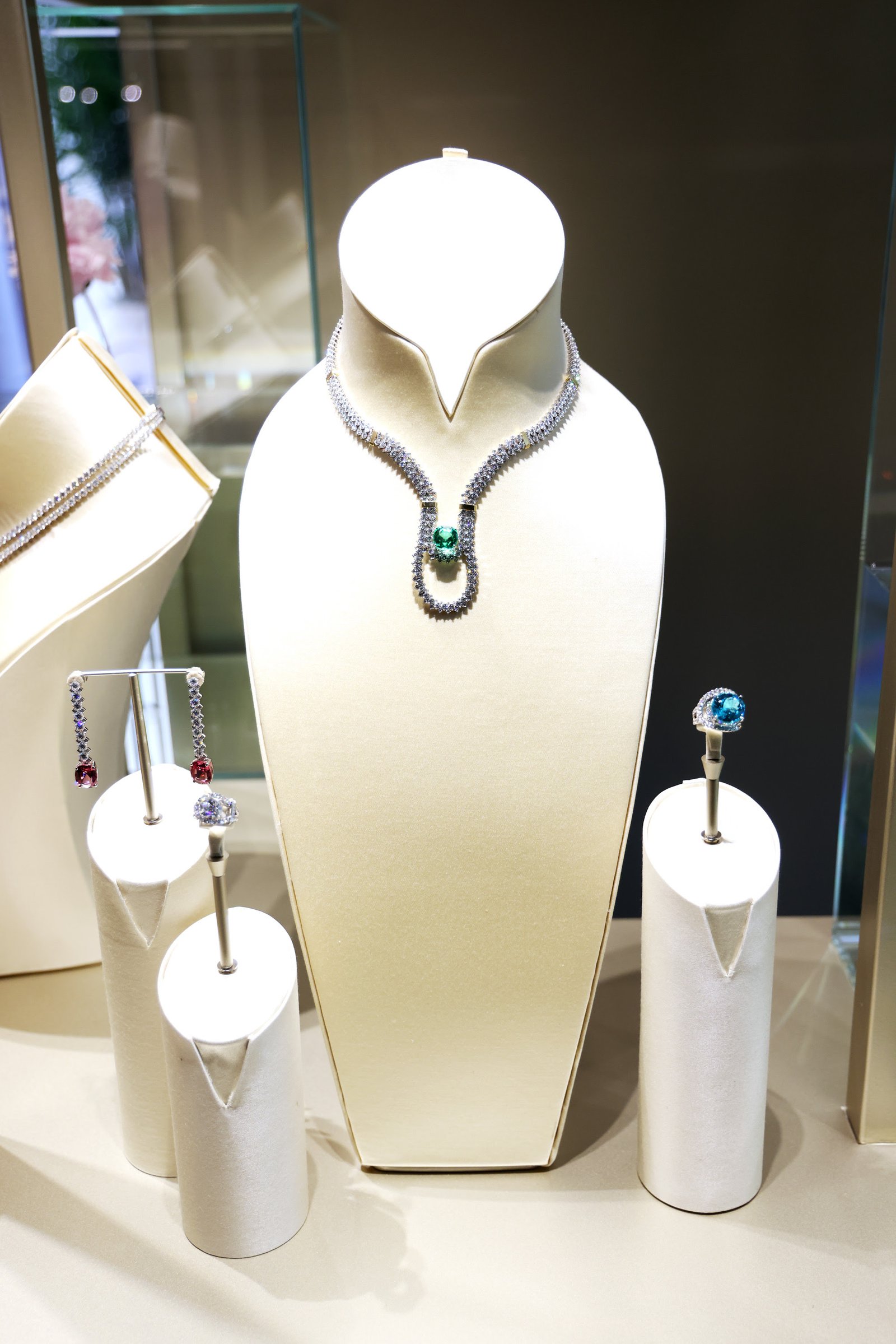 PHARRELL WILLIAMS, ZOEY DEUTCH, ADRIA ARJONA E MAIS CELEBRAM TIFFANY & CO. BLUE BOOK COLLECTION 2022, BOTANICA - imagem 6