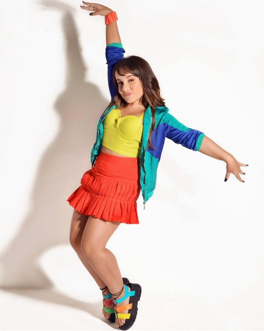 Sienna Belle comemora boa fase na carreira estrelando a adaptação do espetáculo da Broadway ‘13 – O Musical’