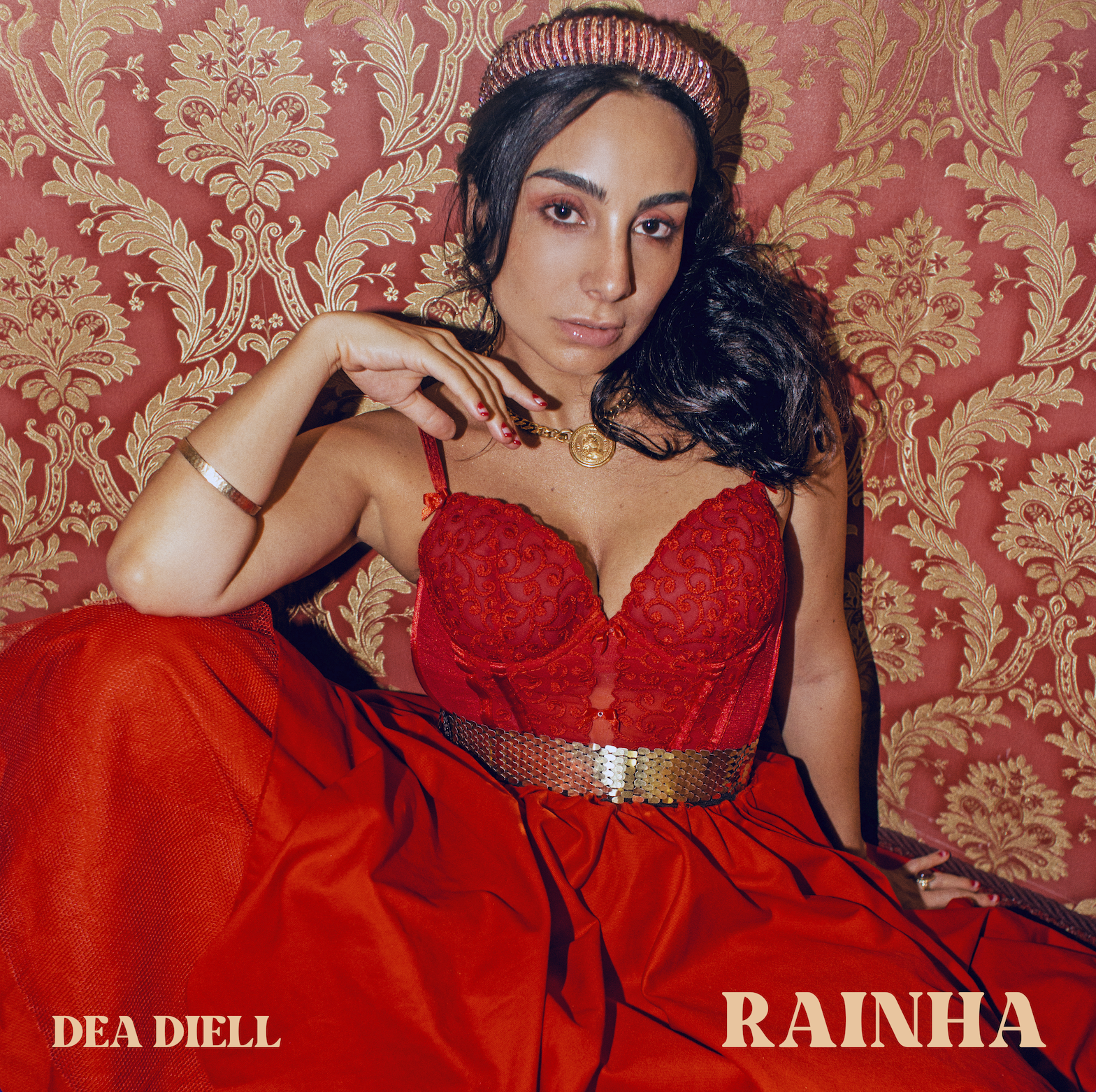 CANTORA E COMPOSITORA DÉA DIELL LANÇA SEU NOVO SINGLE, "RAINHA”