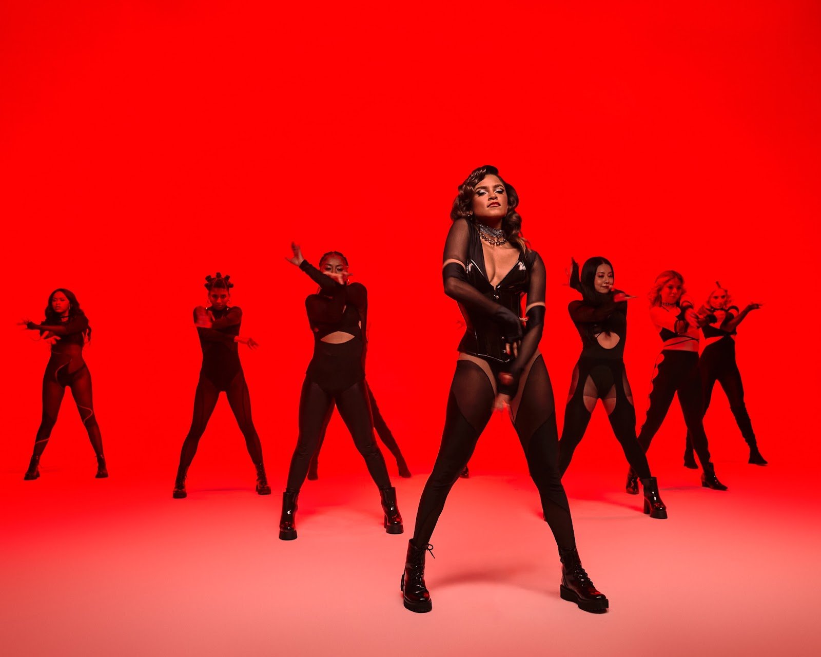 COM INSPIRAÇÃO NA ARTE BURLESCA, LUCY ALVES LANÇA HOJE CLIPE DE "PERIGOSÍSSIMA", FAIXA TÍTULO DE SEU NOVO - imagem 2