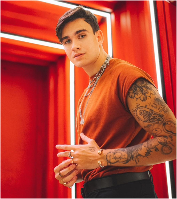 DESTAQUE NO CENÁRIO MUSICAL, RAFA ALMEIDA LANÇA SEU PRIMEIRO EP COM PARTICIPAÇÃO DE MATHEUS FERNANDES
