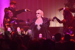 Estrelas usam Bulgari no baile da amfAR no 75° Festival de Cannes