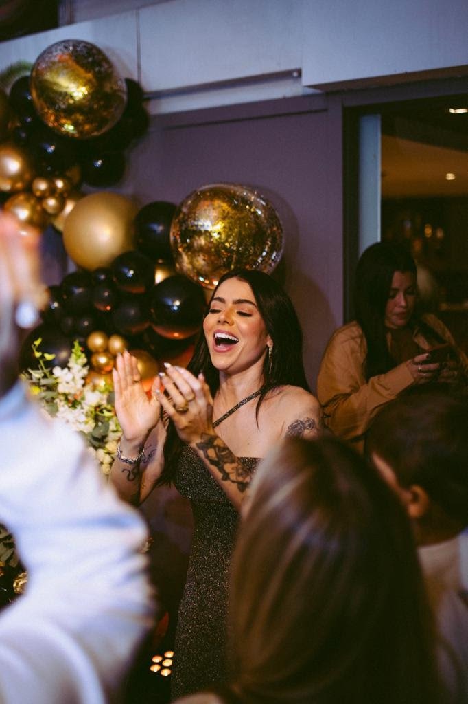Ferrugem prepara festa surpresa para esposa e faz declaração nas redes sociais